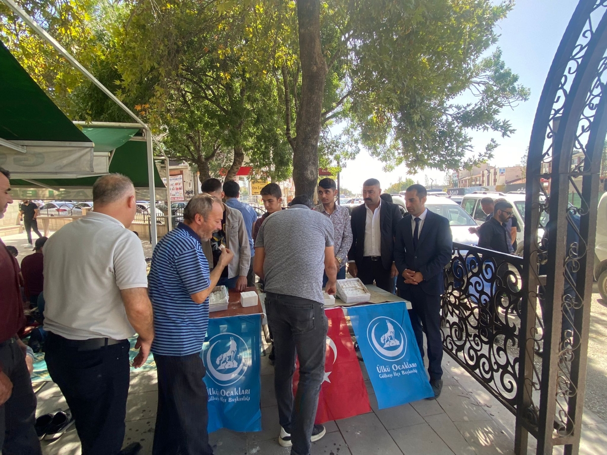 Ülkü Ocakları şehitler için lokum dağıttı