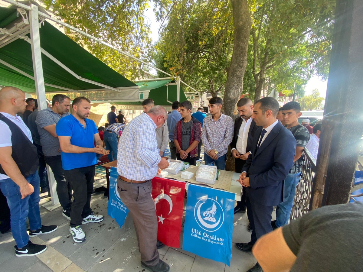 Ülkü Ocakları şehitler için lokum dağıttı