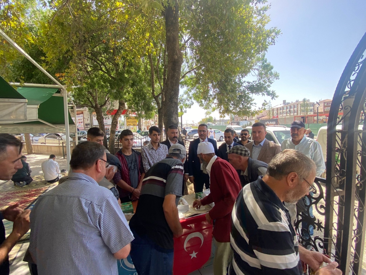 Ülkü Ocakları şehitler için lokum dağıttı