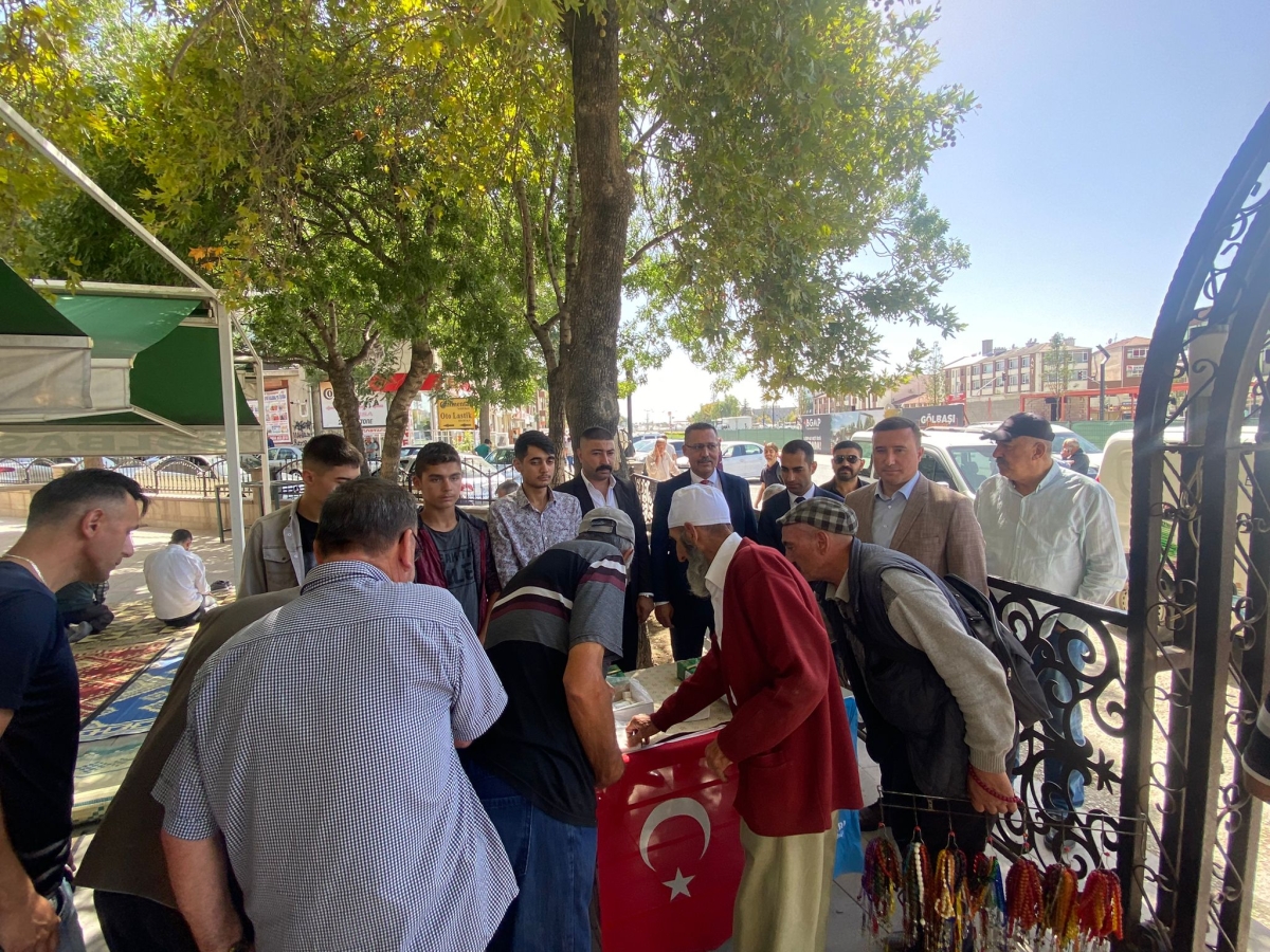 Ülkü Ocakları şehitler için lokum dağıttı