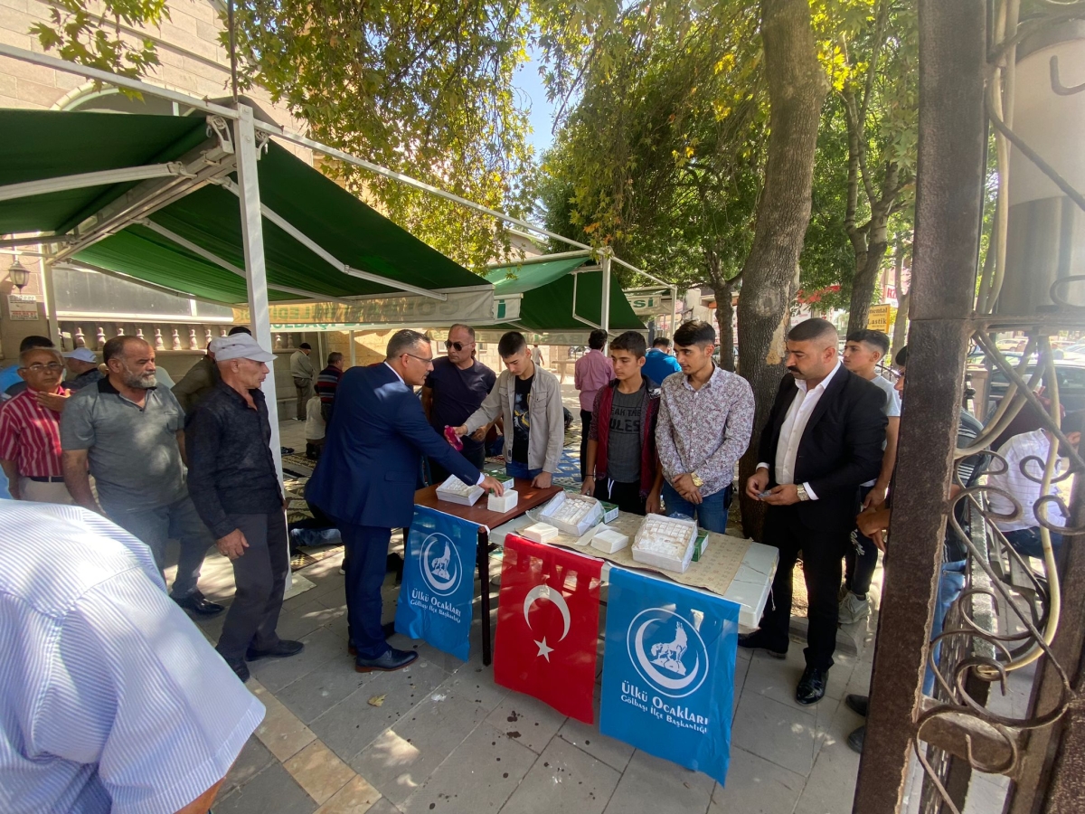 Ülkü Ocakları şehitler için lokum dağıttı