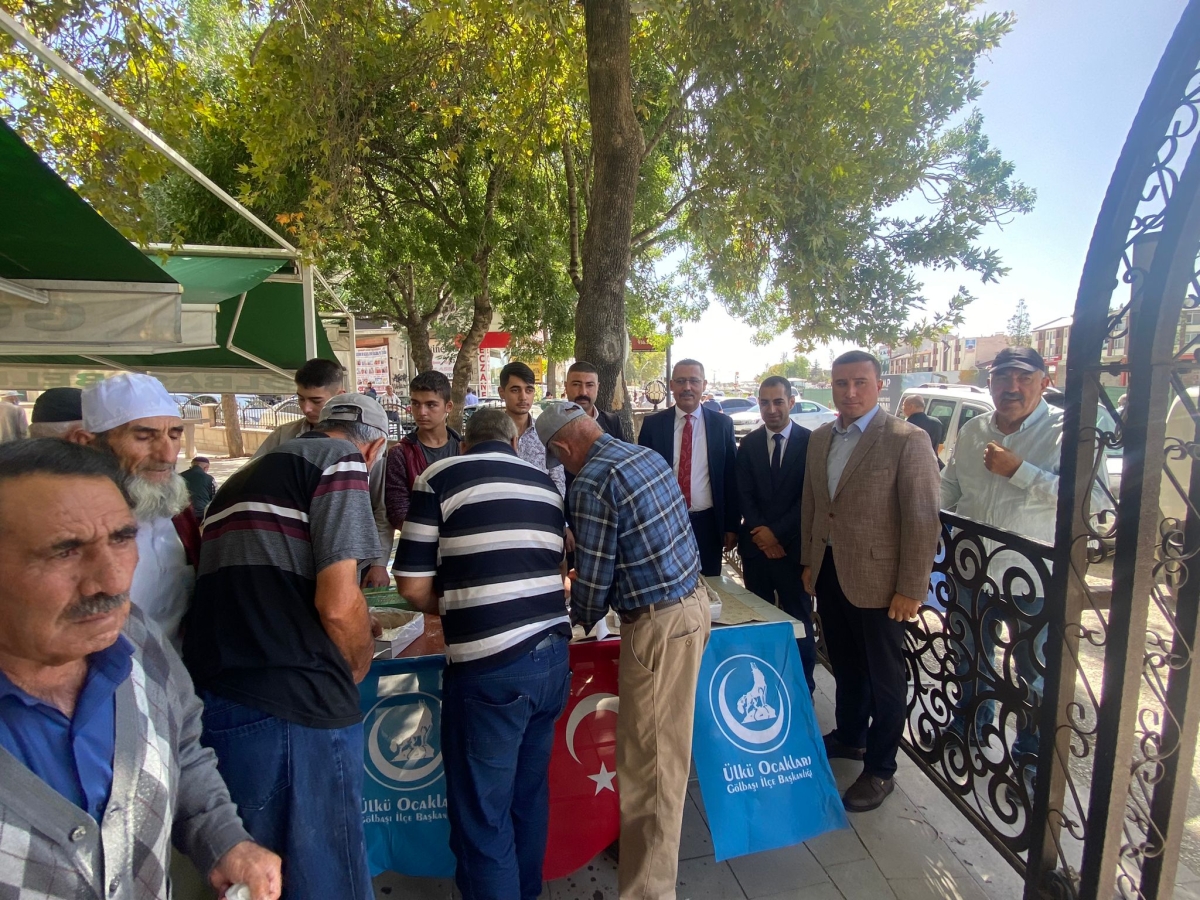 Ülkü Ocakları şehitler için lokum dağıttı