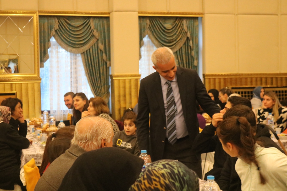 Gölbaşı Kaymakamı Rüstemoğlu, depremzede öğrenciler ve aileleriyle bir araya geldi