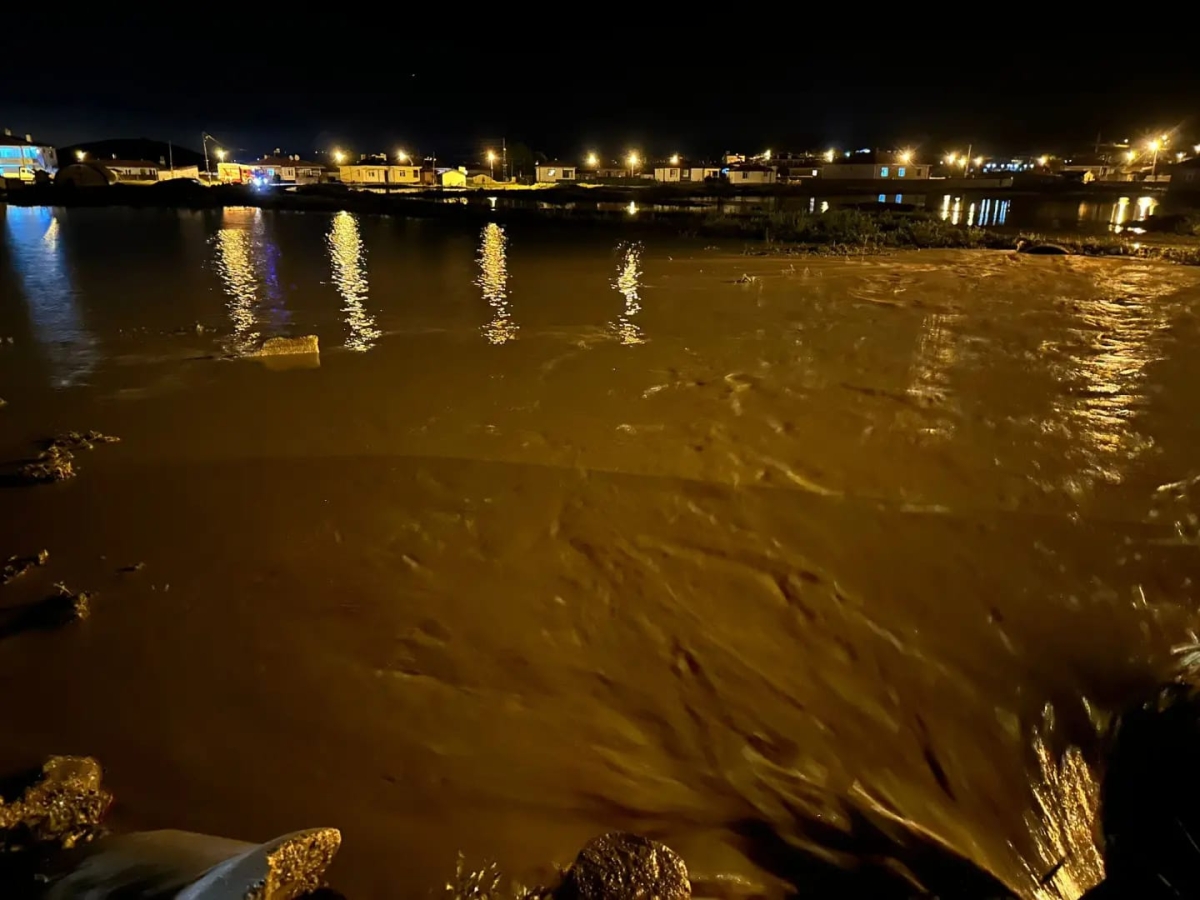 Başkan Şimşek, çizme giyip sel baskınına uğrayan mahalleleri gezdi