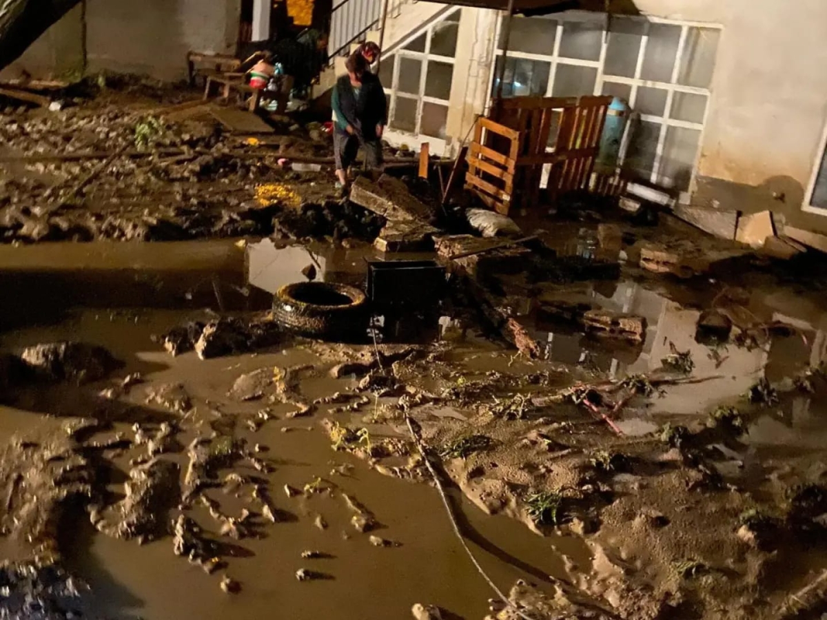 Başkan Şimşek, çizme giyip sel baskınına uğrayan mahalleleri gezdi