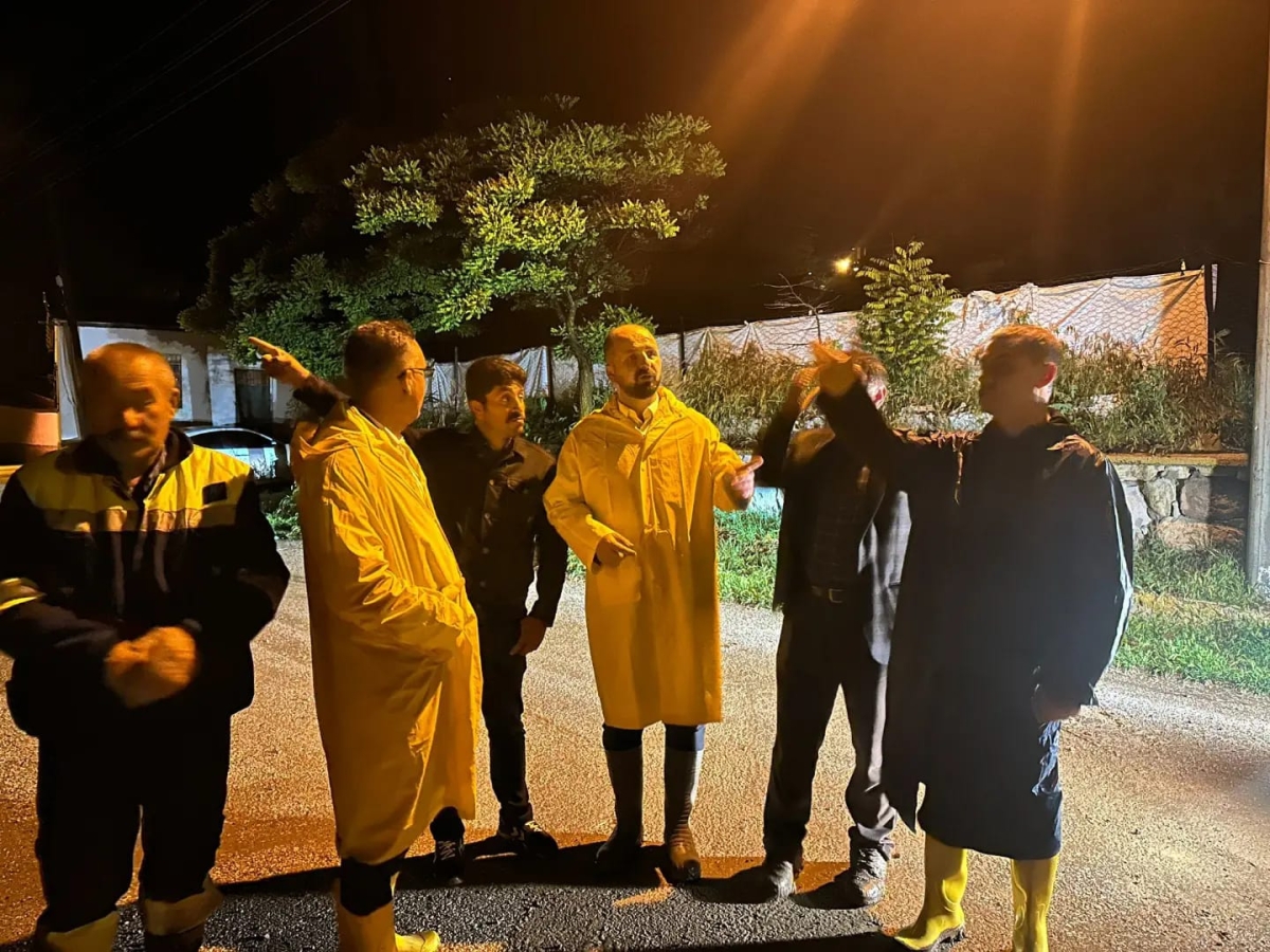 Başkan Şimşek, çizme giyip sel baskınına uğrayan mahalleleri gezdi