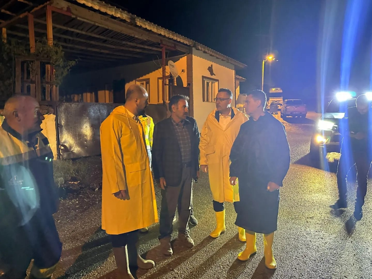 Başkan Şimşek, çizme giyip sel baskınına uğrayan mahalleleri gezdi