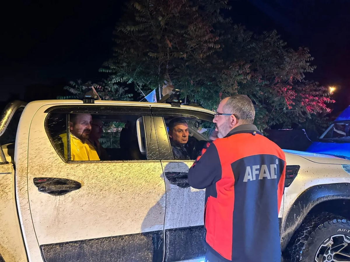 Başkan Şimşek, çizme giyip sel baskınına uğrayan mahalleleri gezdi