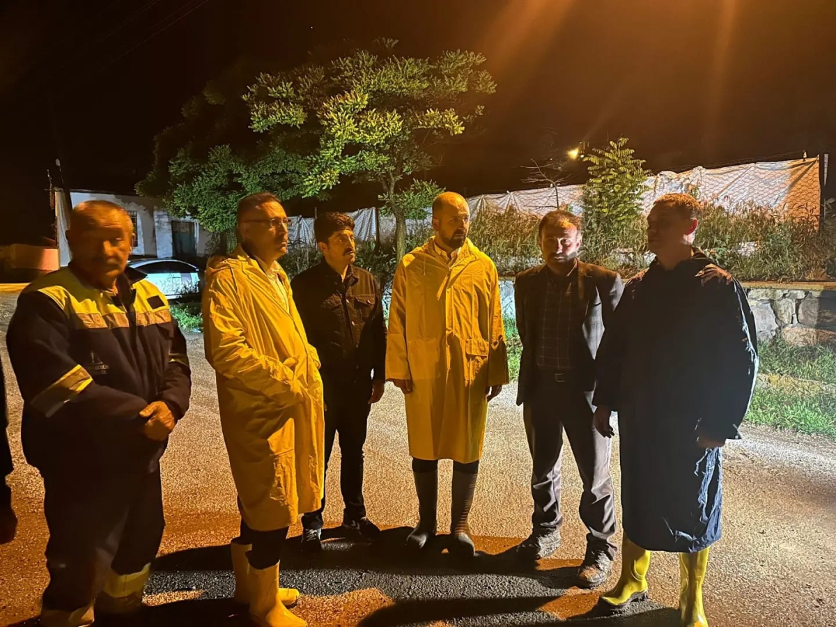 Başkan Şimşek, çizme giyip sel baskınına uğrayan mahalleleri gezdi