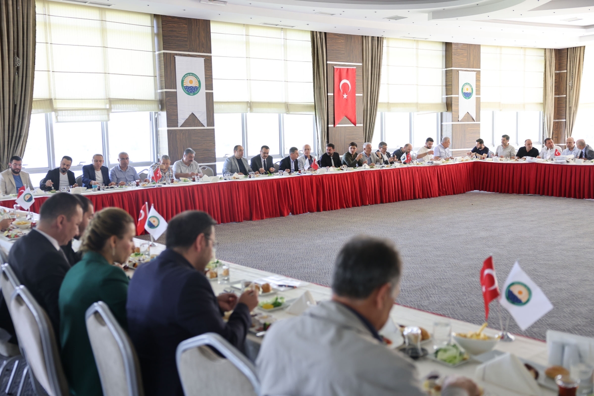 BAŞKAN ŞİMŞEK, EMLAK DANIŞMANLARIYLA KAHVALTIDA BULUŞTU