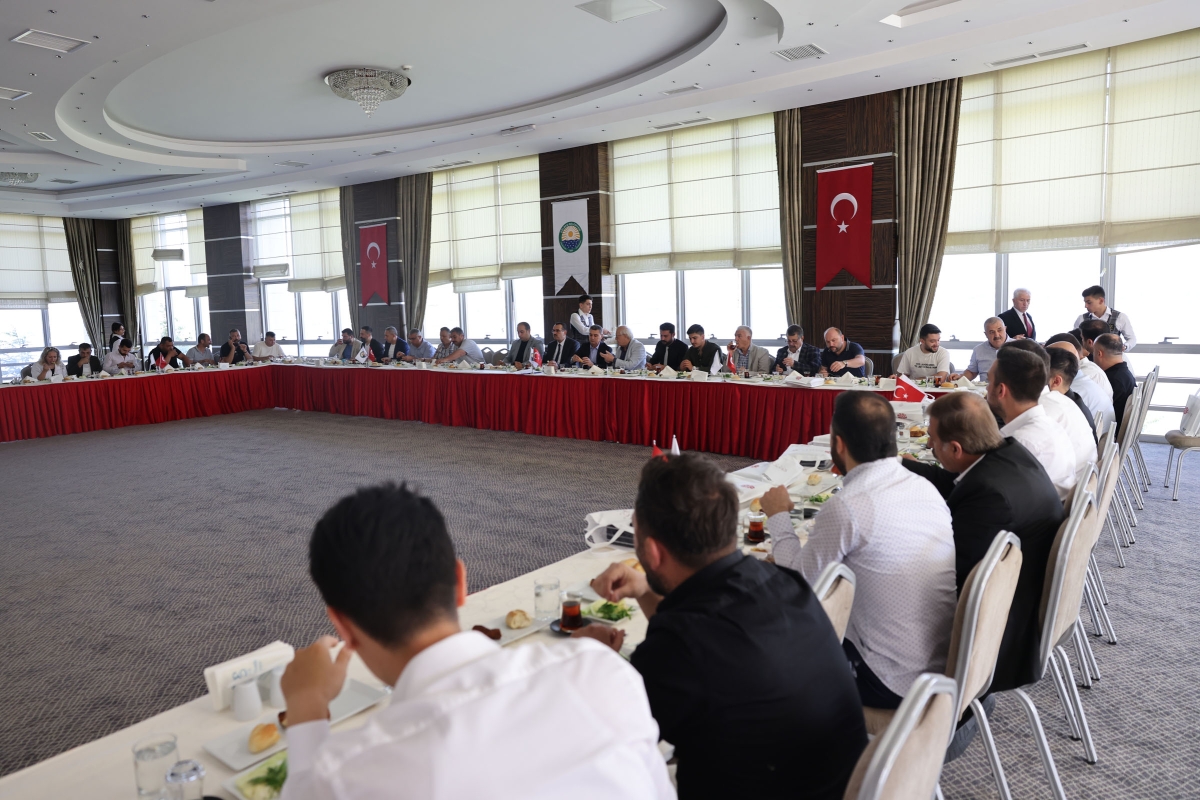 BAŞKAN ŞİMŞEK, EMLAK DANIŞMANLARIYLA KAHVALTIDA BULUŞTU