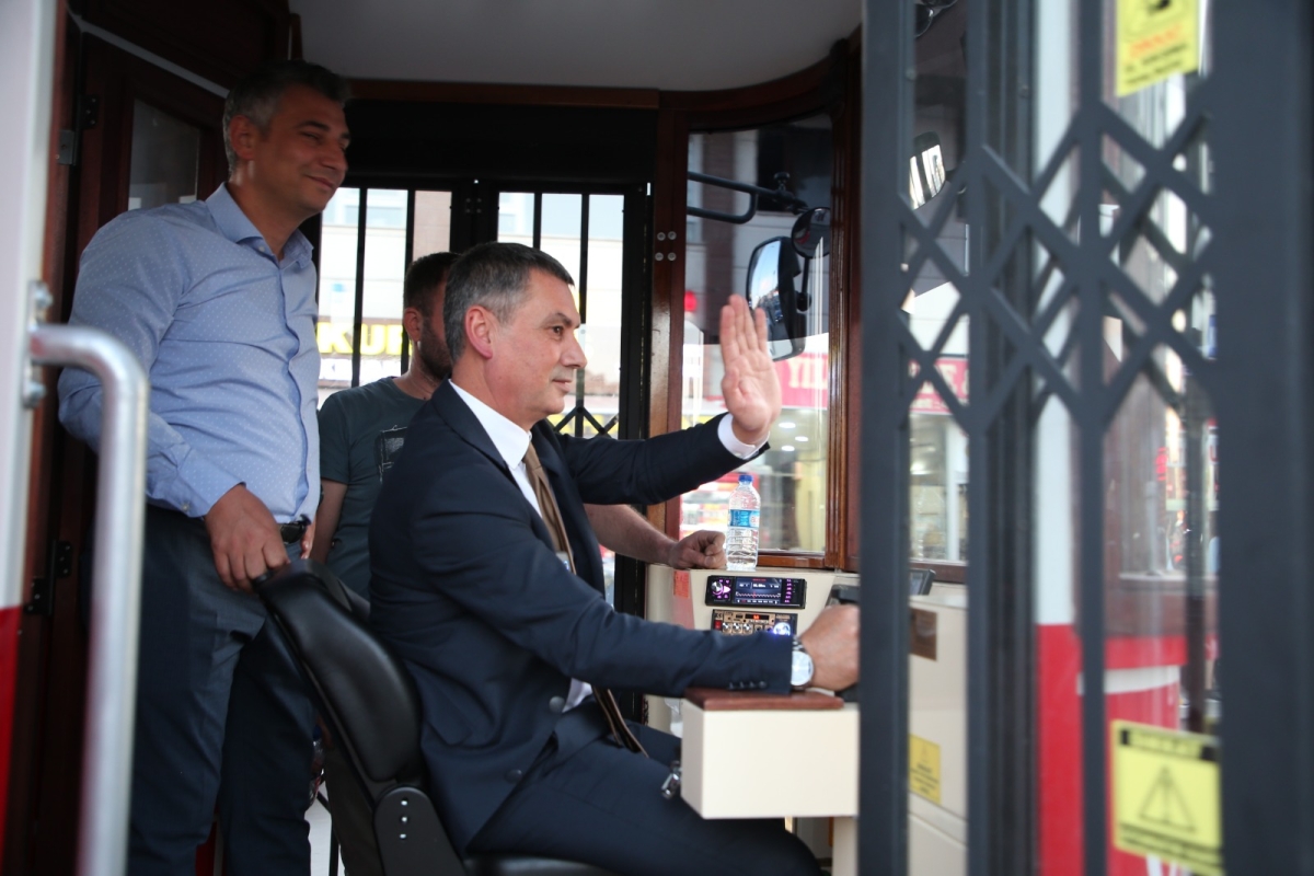 Başkan Şimşek Nostaljik Tramvay Projesi'nde test sürüşü yaptı