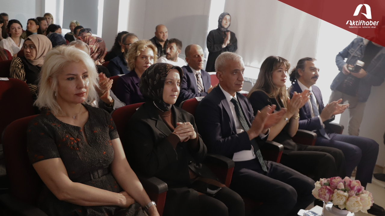 100. Yıl Cumhuriyet Anaokulu öğrencileri tarafından düzenlenen şiir dinletisi programı, yoğun katılımla gerçekleştirildi.