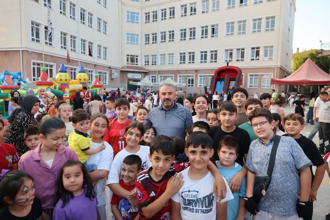 Pursaklar’da Çocuk Şenliğinin Büyük Finali: Neşe ve Kahkaha Mahallelere Yayıldı