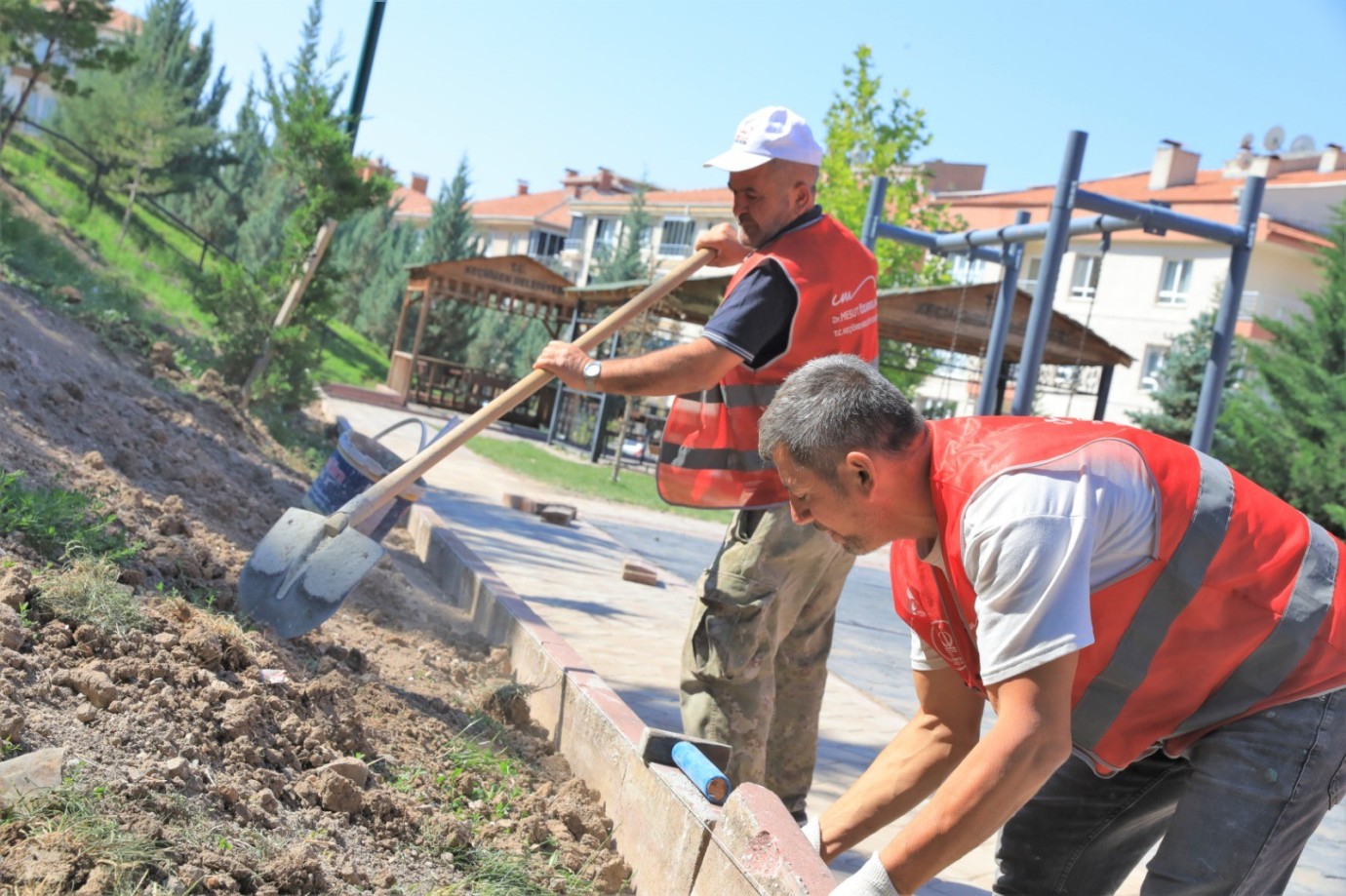 KEÇİÖREN'DEKİ PARKLARDA KAPSAMLI ÇALIŞMA DEVAM EDİYOR