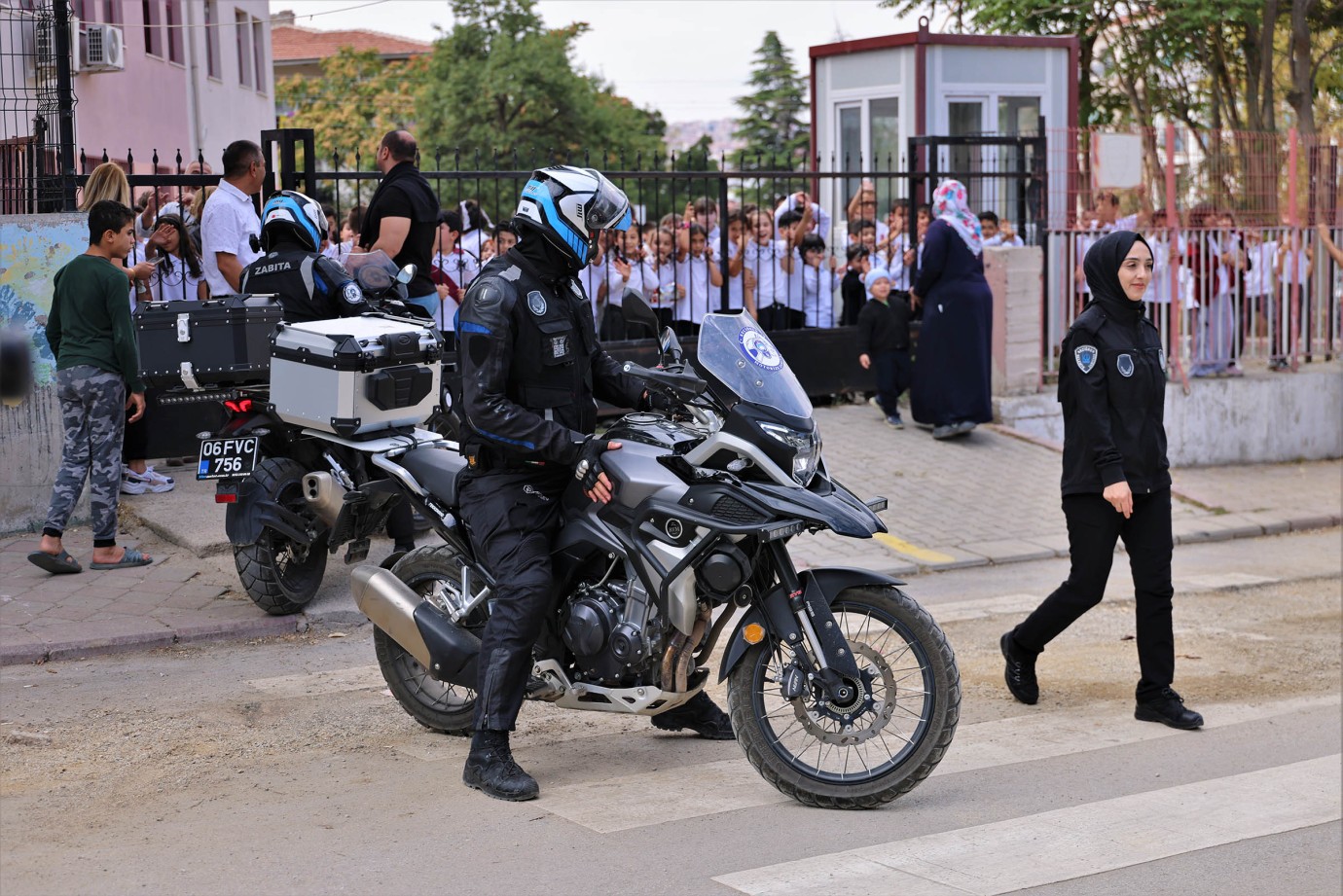 KEÇİÖREN’DE ZABITA EKİPLERİ ÖĞRENCİLERİN GÜVENLİĞİ İÇİN SAHADA