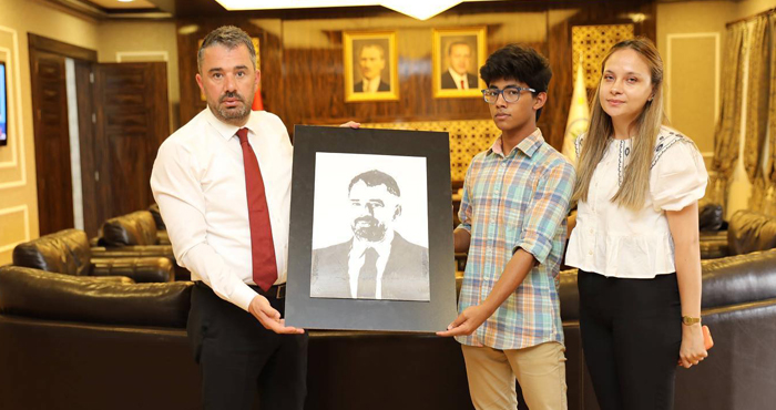 Bangladeşli Genç Ressam Jawad Ashfaq Navid'ten Ertuğrul Başkan'a Portre Hediyesi