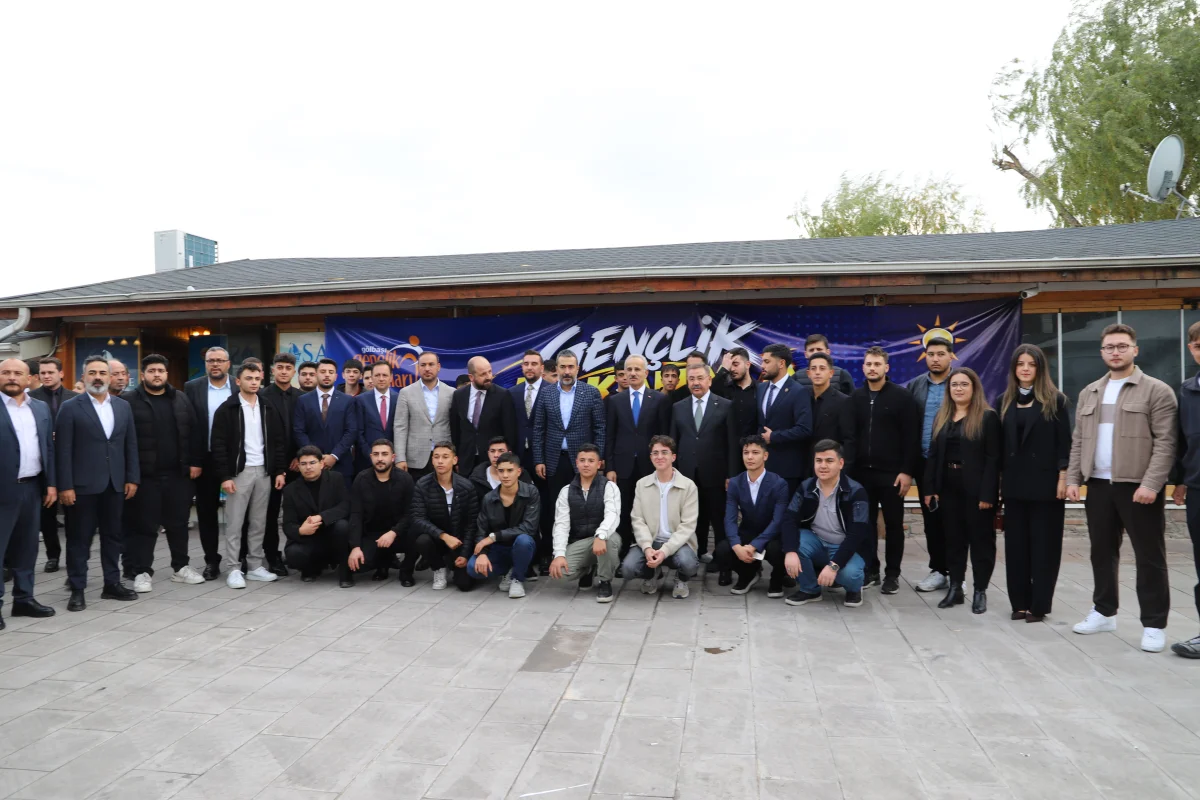 Uraloğlu, Gölbaşı’nda Gençlerle Bir Araya Geldi