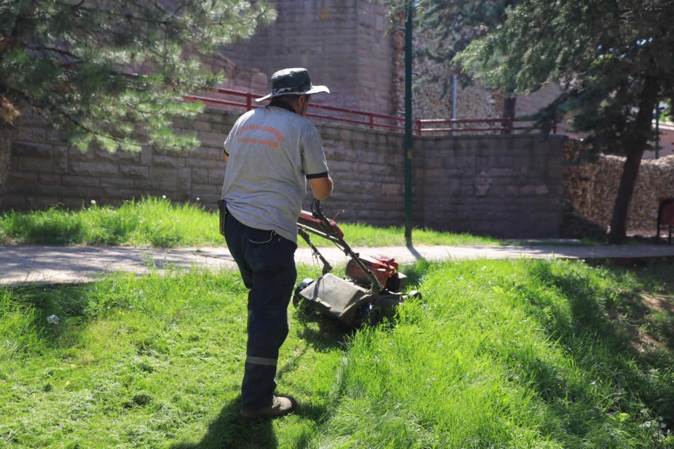KEÇİÖREN'DEKİ PARKLARDA KAPSAMLI ÇALIŞMA DEVAM EDİYOR